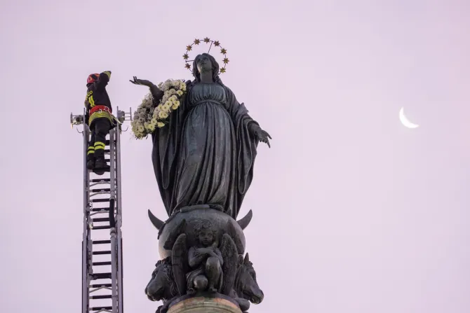 PHOTOS: Pope Francis honors Virgin Mary on solemnity of the Immaculate Conception