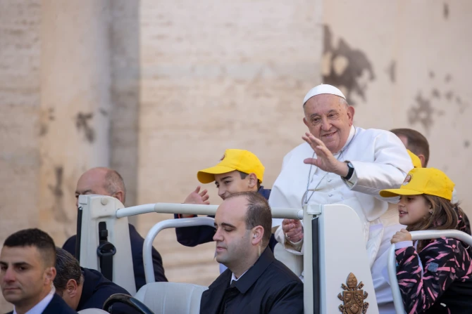 At general audience, Pope Francis pleads for Ukraine's children