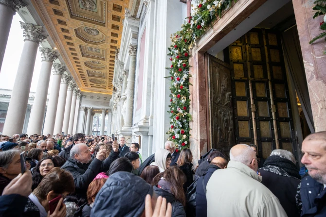 1.3 Million Pilgrims Pass Through St. Peter’s Holy Door In Jubilee’s First Month