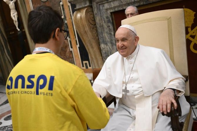 Pope Francis reads speeches unassisted for the first time in nearly two weeks