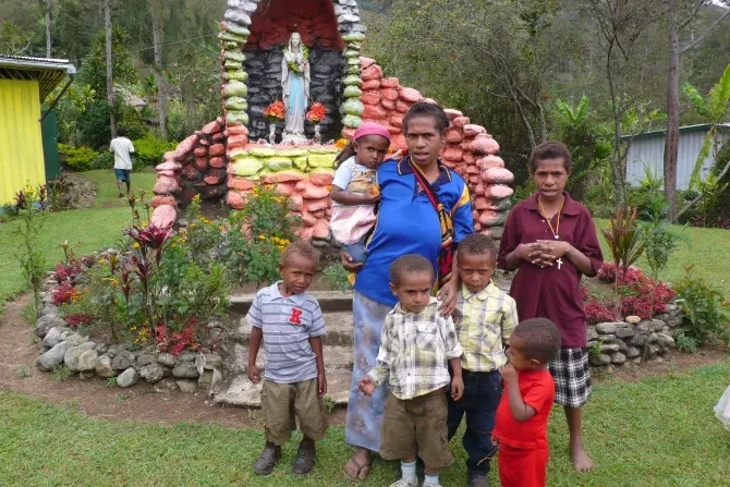 Some people in Papua New Guinea walked 3 weeks to see Pope Francis