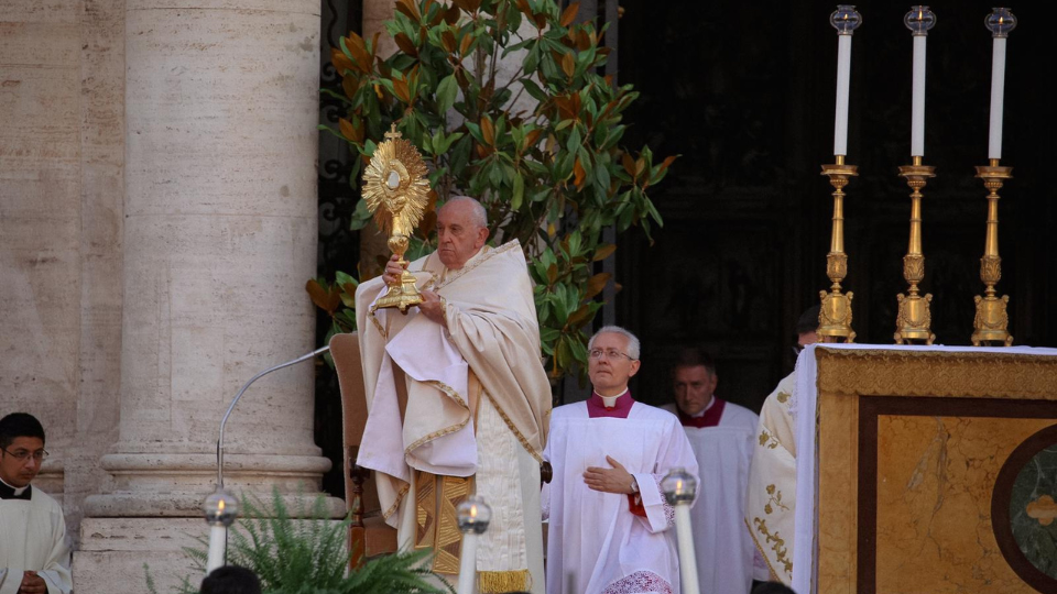 Pope Francis joins in Corpus Christi celebration in Rome for first time in years