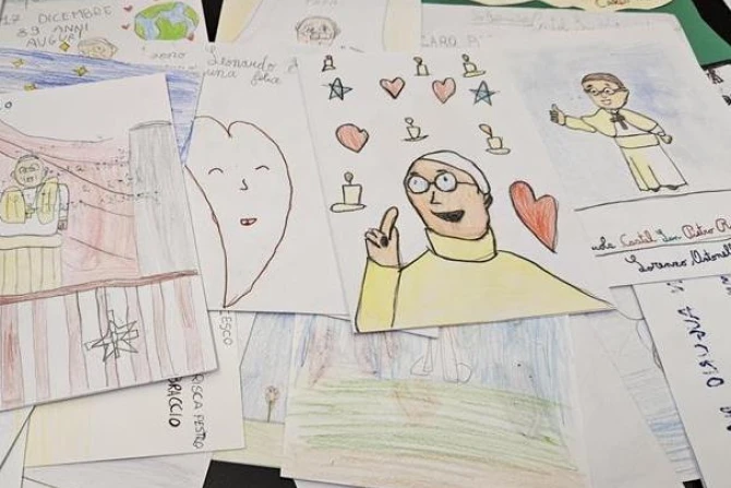 PHOTOS: Pope Francis Receives Get-Well Cards, Drawings From Schoolchildren in Rome