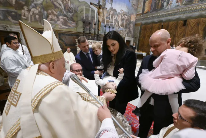 PHOTOS: Pope Francis Baptizes 16 Babies in the Sistine Chapel