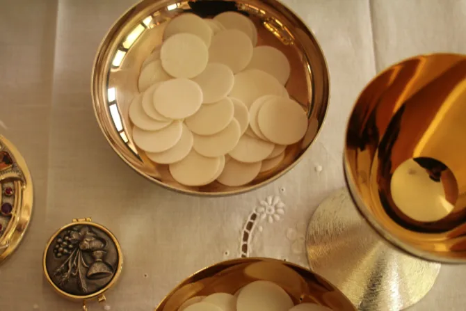 Vatican Doctrine Office Encourages Single Mothers to Receive Communion After Confession