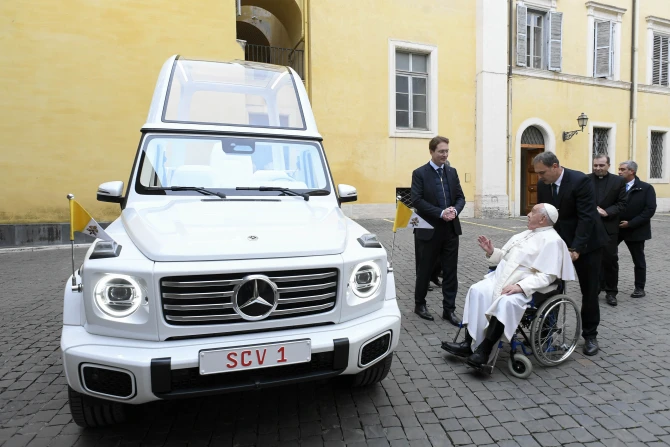 Mercedes-Benz presents Pope Francis with new modified G-Wagon ‘popemobile’