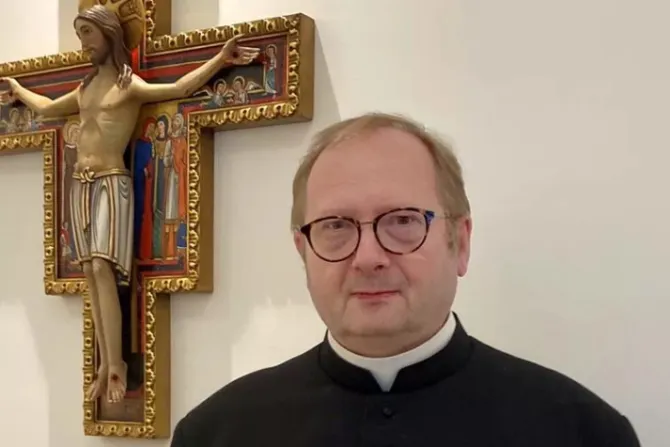 Former Anglican vicar becomes first bishop of UK ordinariate