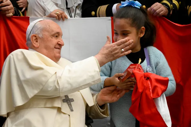 Pope Francis Advises Youth Not to Sacrifice Their Youth for Superficial Pleasures