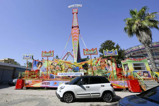 Pope Francis makes surprise visit to amusement park