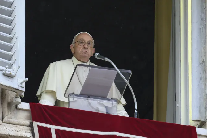 Pope Francis: In the Eucharist, Jesus offers himself for the world