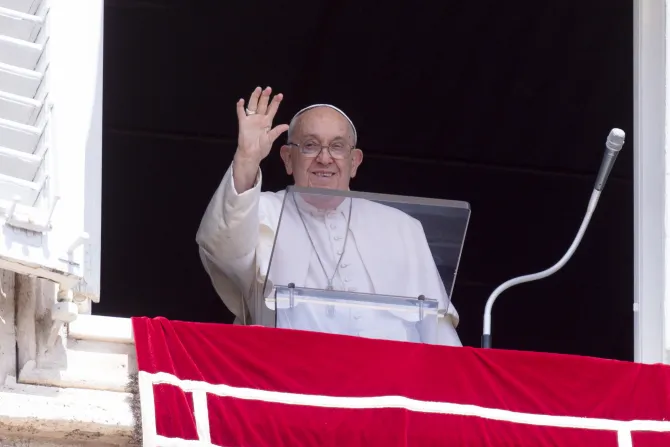 Pope Francis reflects with wonder on 'the miracle of the Eucharist' 