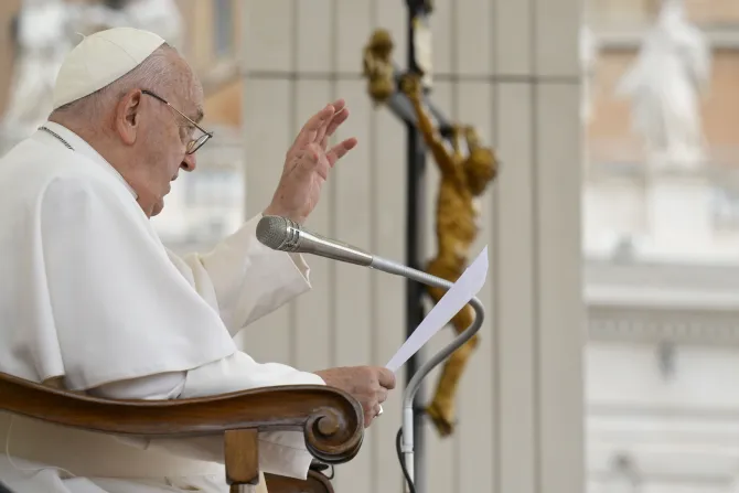 Pope Francis tells faithful: Learn some of the Psalms by heart