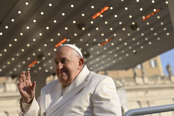 Pope makes surprise festival appearance with peace plea