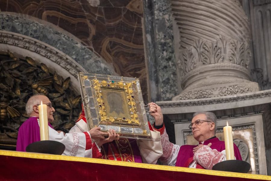 The Historical Origins of Veronica's Veil: Inside the Cloth Relic of Jesus' Holy Face Wiped on Calvary