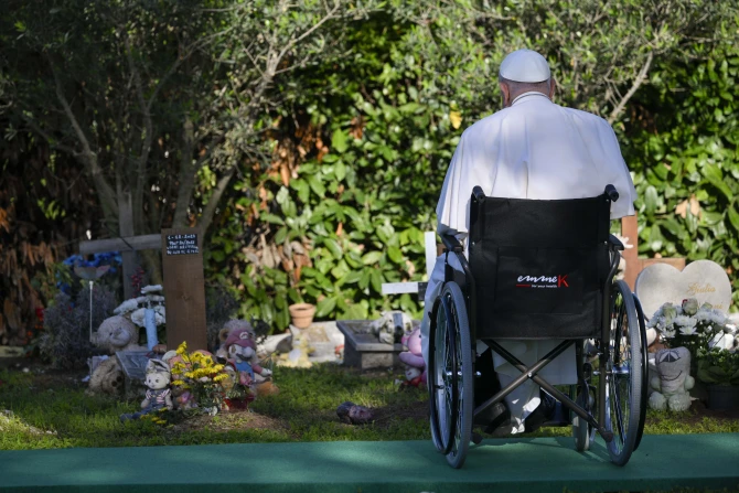 Pope Francis prays in cemetery for unborn children on All Souls’ Day