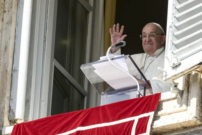 Pope Francis urges married couples to ‘be open to life’