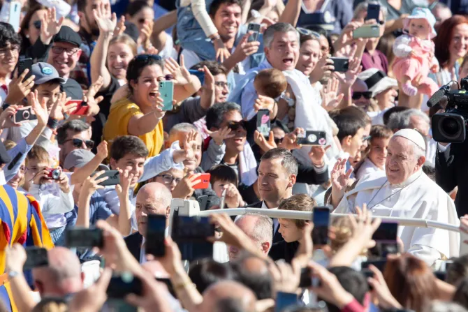 Pope Francis tells Communion and Liberation leader: ‘Do not look at your navel’