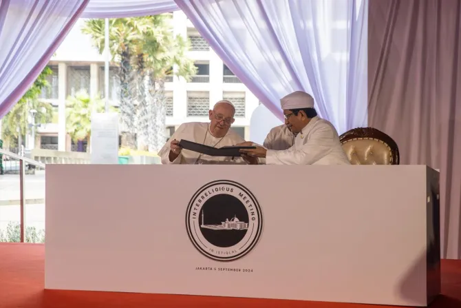 Pope Francis and grand imam sign joint declaration at Indonesia mosque